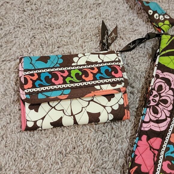 Like New Vera Bradley Crossbody Bag and wallet - Picture 3 of 6